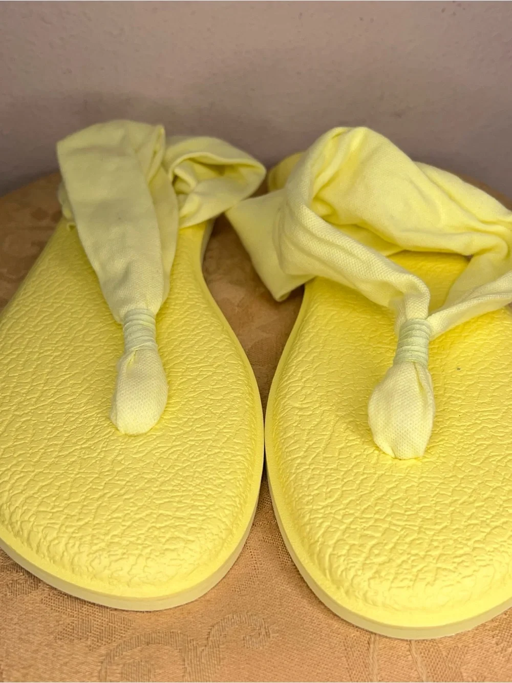 Size 9 Sanuk Yellow Nwot Sandals Soft Straps Comfy Beach Comfort Vacation